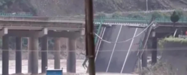 Cel puțin 11 persoane au murit și peste 30 sunt încă date dispărute după ce un pod s-a prăbușit. Sursă foto: observatornews.ro