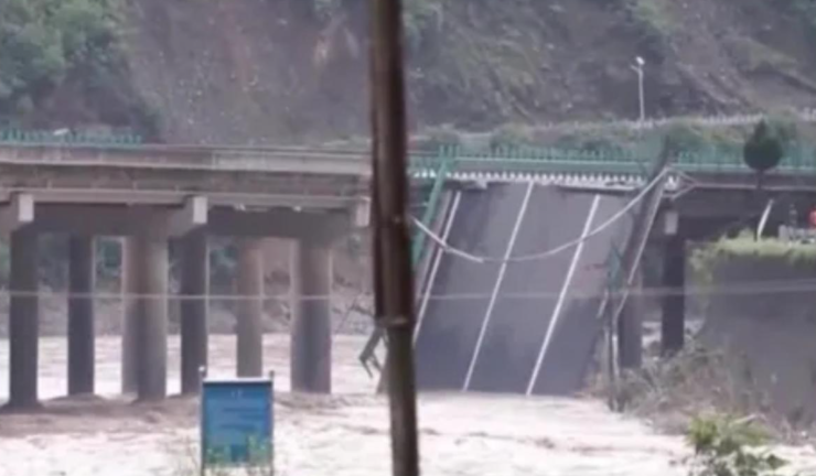 Cel puțin 11 persoane au murit și peste 30 sunt încă date dispărute după ce un pod s-a prăbușit. Sursă foto: observatornews.ro