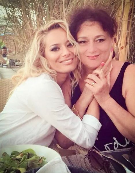 Laura Cosoi va naște curând al patrulea copil. Blondina a publicat o imagine pe rețele sociale care a dat de înțeles că ii duce dorul mamei 26 laura cosoi