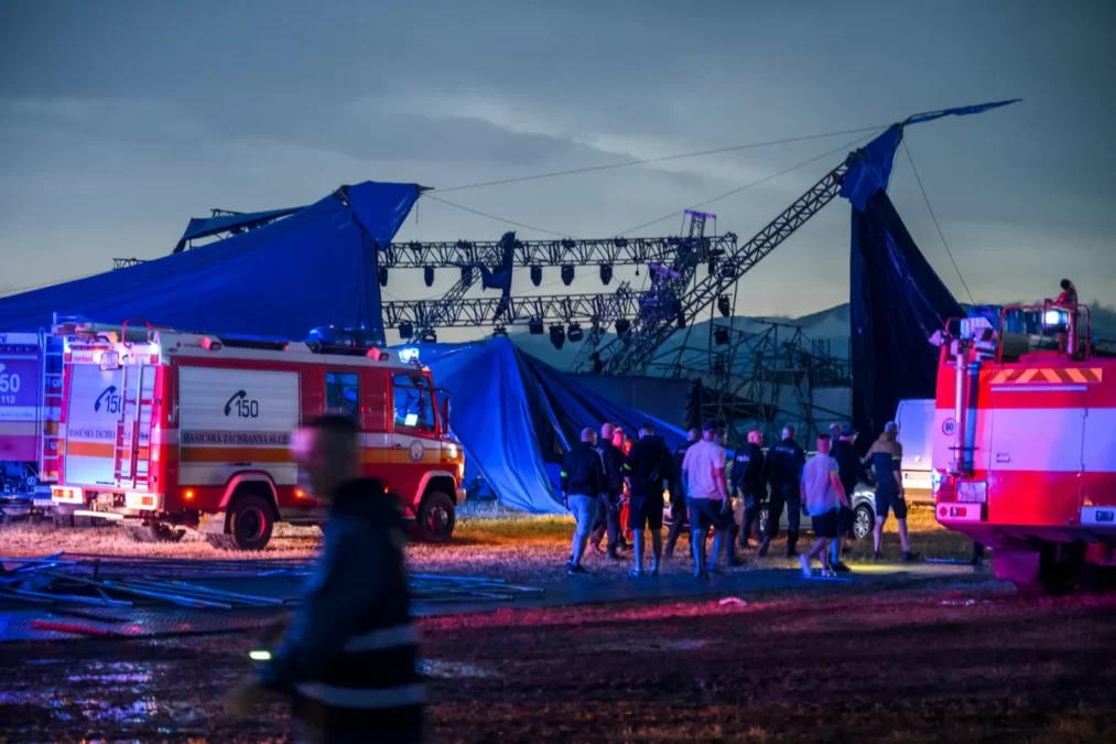 De la bal, la spital! 12 oameni au ajuns cu răni grave la spital după ce un cort a căzut pe ei la un festival din Slovacia 26 festival