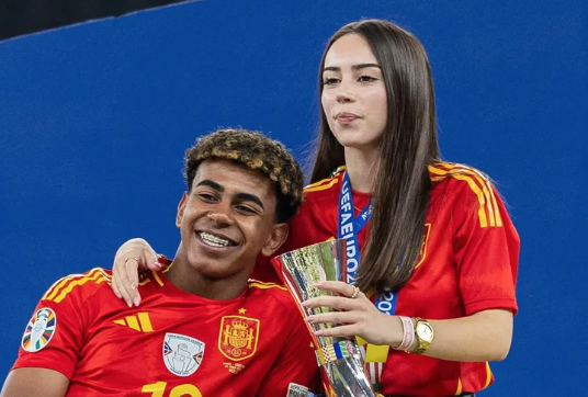 Ce a făcut Lamine Yamal după ce și-a văzut iubita în compania altui bărbat. Imaginile compromițătoare l-au scos din minți pe eroul Spaniei la Euro 2024 25 Lamine Yamal și iubita. Sursă foto: Nemzeti sport