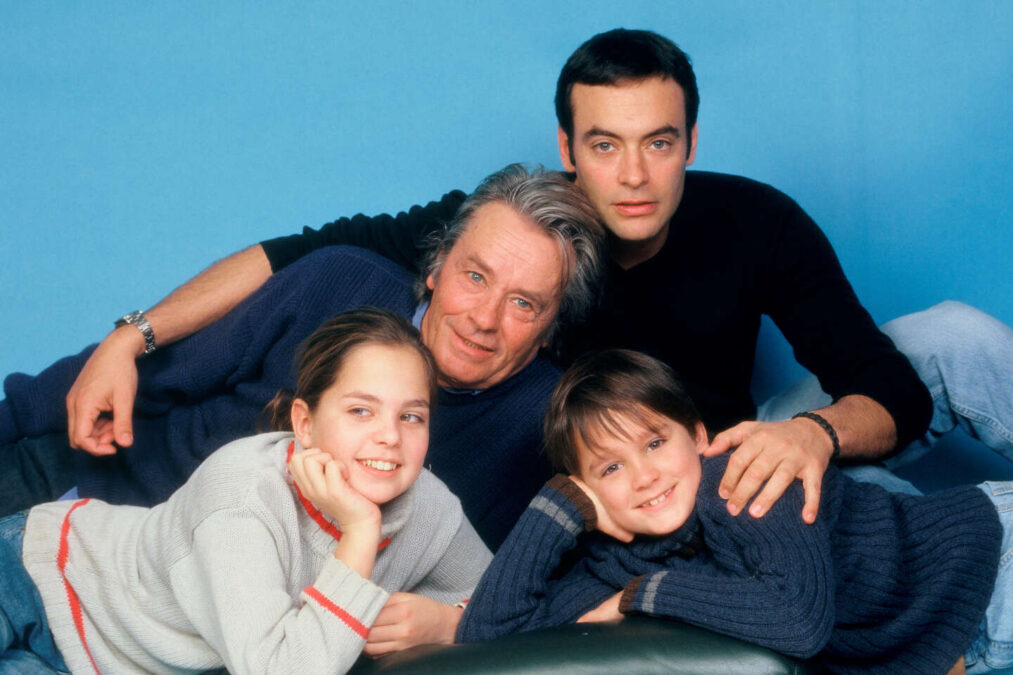 La cine rămâne averea de 300.000.000 de euro? Cine e trecut în testamentul marelui actor 26 alain delon