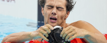 Imagini virale cu medaliatul cu aur la Jocurile Olimpice, Thomas Ceccon. A fost filmat în timp ce dormea în parc după ce a criticat dur condițiile din Satul Olimpic 37 Ceccon. Sursa foto: Getty