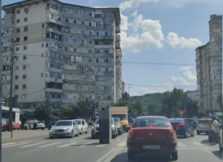 Imagini amuzante surprinse într-o intersecție aglomerată din Iași. Sursa foto: Facebook
