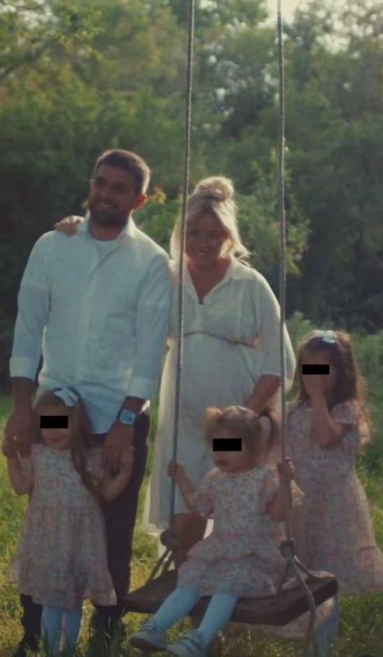 Cum și-a anunțat Laura Cosoi fetițele că vor avea o surioară. Sursa foto: Social Media