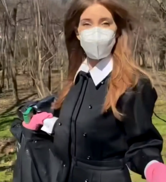 Iulia Albu a fost  surprinsa făcând curățenie în Parcul Herăstrau. Sursa foto: Instagram