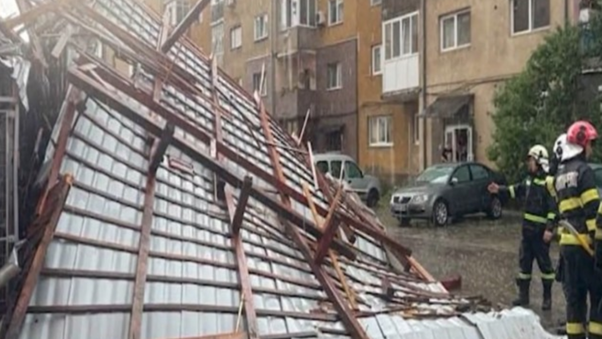 Vremea rea a făcut ravagii în țară. Grindină, vânt devastator și drumuri blocate în mai multe zone 26 Furtunile au făcut prăpăd în țară. Sursă foto: Observatornews