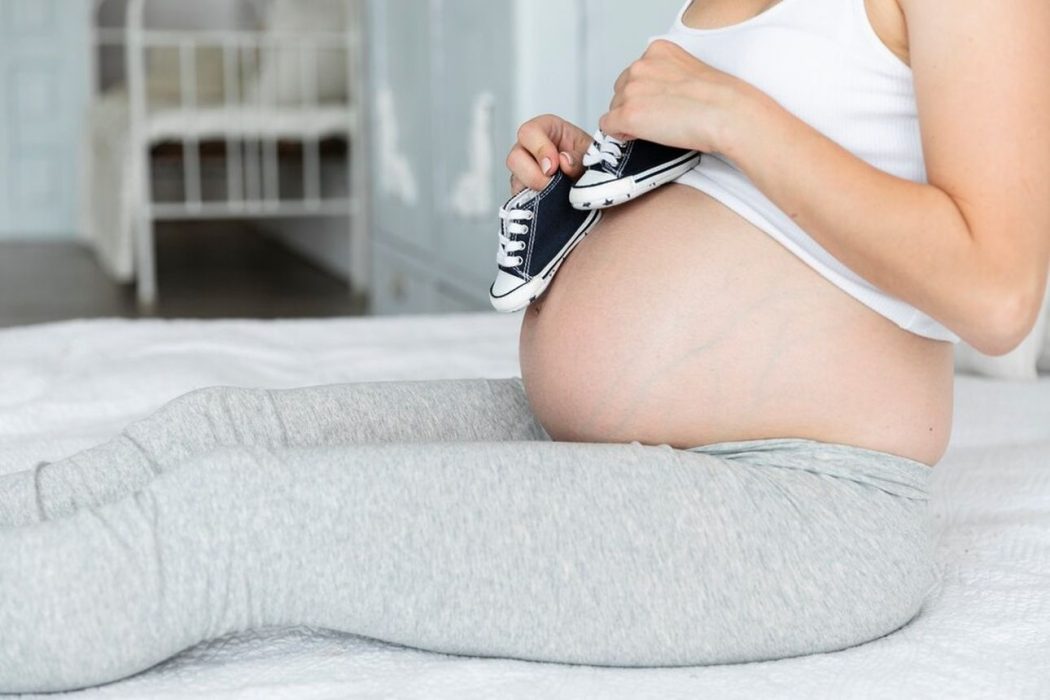 La ultima consultație prenatală, medicul s-a uitat la ecografie și a început să tremure. Apoi mi-a strecurat un bilet: „Pleacă de lângă soțul tău. Acum!”