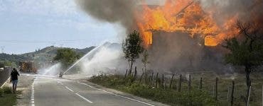 Restaurantul „Ferma musceleană La Lițoi”, cuprins de incendiu. Sursa foto: ISU Argeș