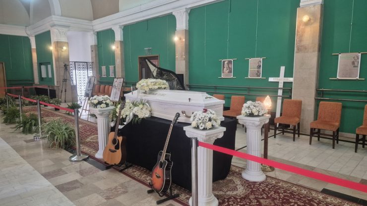 Imaginile durerii de la priveghiul lui Nicu Covaci. Ce mesaj a fost scris pe sicriul artistului 25 nicu covaci