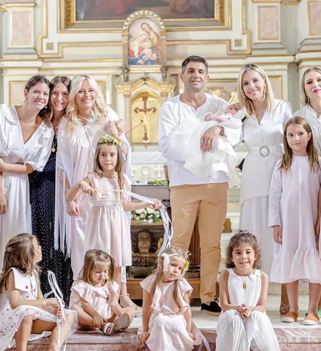 Ce tradiții a ales Laura Cosoi să urmeze pentru botezul Aidei? Imagini spectaculoase de la marele eveniment din viața micuței FOTO 26 botez fiica Laura Cosoi