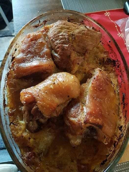 Ciolan de porc pe pat de varză murată și mere: rețeta perfectă pentru o masă tradițională cu un twist 25