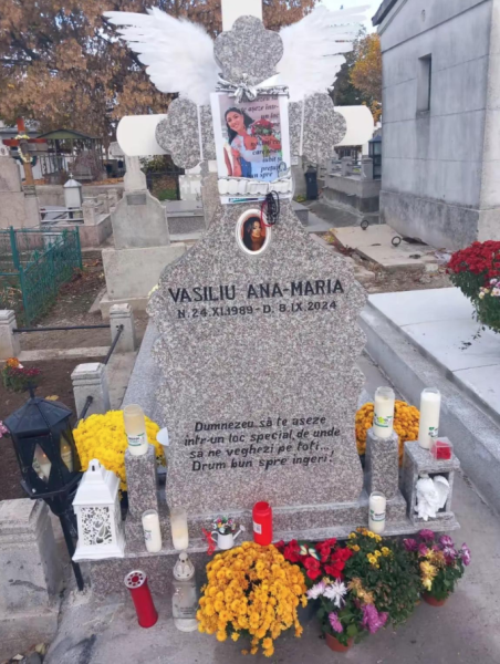 Cum arată mormântul Anei Maria Vasiliu, la 7 săptămâni de la înmormântare. Ce se află pe crucea tinerei 26 Mormântul Anei Maria Vasiliu / Foto: Captură Video Alvyn TikTok