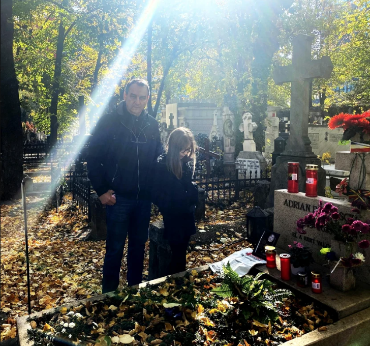 La 14 ani de la moartea lui Adrian Păunescu, mormântul său poartă încă amprenta dorului. Fiul său, Andrei, a fost surprins în lacrimi la cimitir 26 adrian paunescu