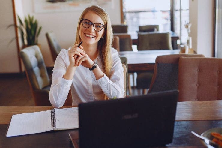 Povestea zilei. Ce decizie a luat o tânără jurnalistă, care s-a săturat de bătaia de joc a șefului ei