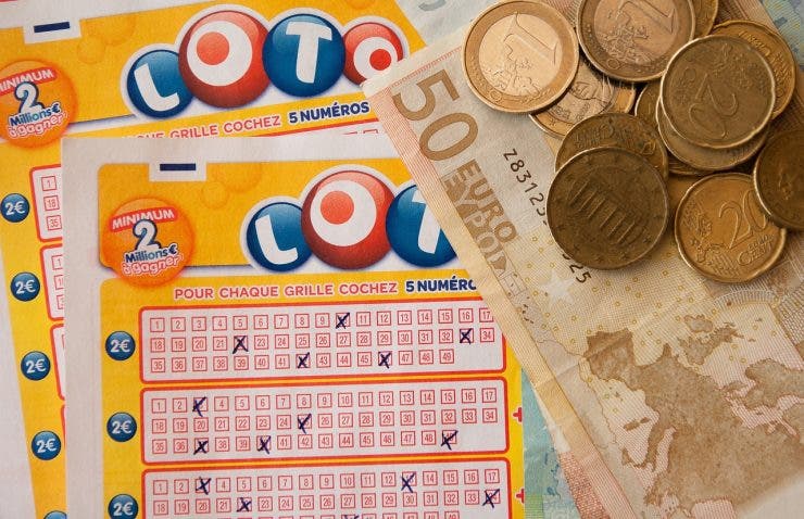 Povestea zilei: O tânără săracă a intrat la LOTO și a ales niște numere la întâmplare. Fabulos ce a urmat!