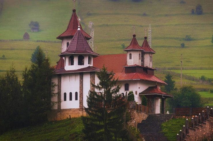 Un preot a salvat o familie rămasă pe drumuri. Ce răsplată neașteptată a primit apoi