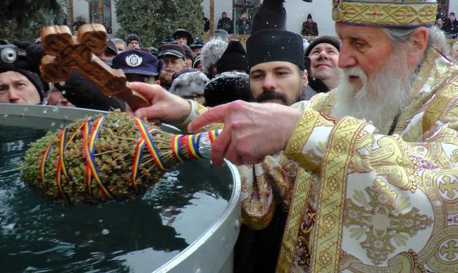 Ce e bine să faci cu aghiasma rămasă din alţi ani. Preoții vin cu indicații clare 25 aghiasma