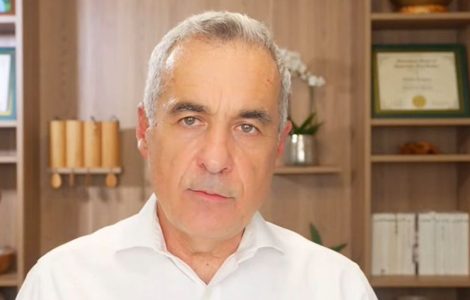 Călin Georgescu a plecat în uralele mulțimii de la Tribunal. „Lumea e mică, Dumnezeu e mare!” 25 c