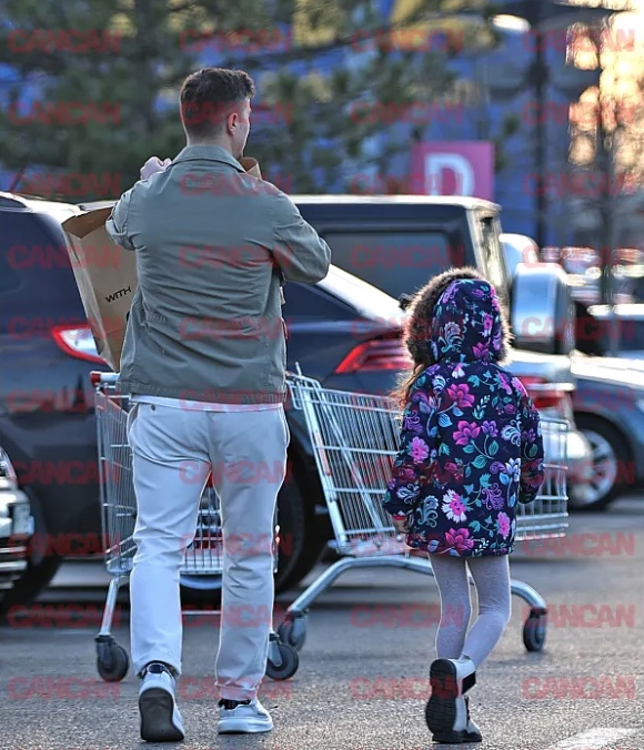 Adrian Alexandrov, un tată devotat. Cum au fost surprinși cei doi într-un mall din Capitală 26 Sursă foto: CANCAN.RO