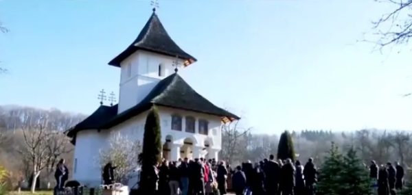 Ilina Pârvu a fost condusă pe ultimul drum. Mama a 6 copii, în vârstă de 35 de ani, a fost înmormântată 26 Înmormântare Pârvu