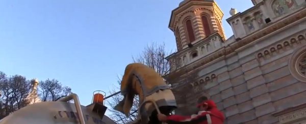 ÎPS Teodosie s-a împiedicat la slujba