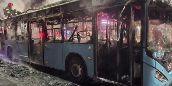 Un autobuz a izbucnit în flăcări pe străzile din Capitală