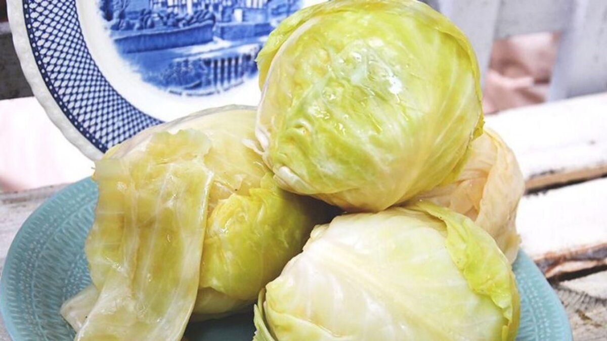 A apărut floare deasupra verzei murate? Nu arunca butoiul! Trucul simplu care poate salva varza și zeama
