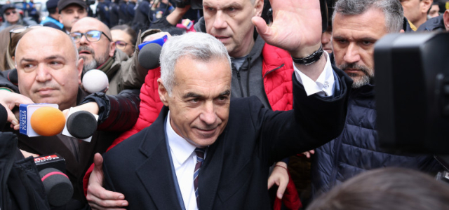 Ca-n filmele de acțiune. Ce aparate ar fi descoperit anchetatorii în mașina lui Călin Georgescu