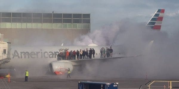 Pasageri evacuați de urgență pe aripa unui avion în flăcări