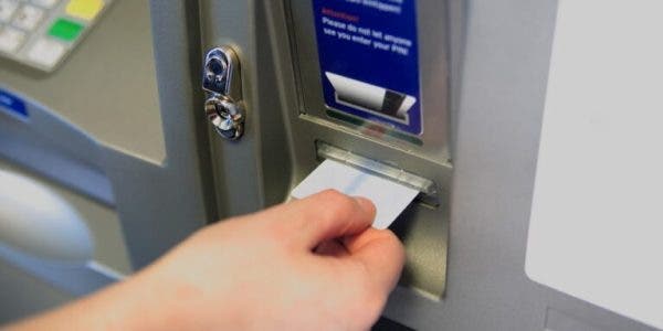 Băncile reintroduc comisioane la retragerile numerar de la propriile bancomate