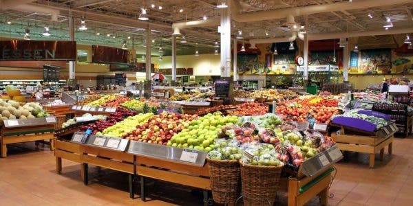 Fructe și legume în supermarket