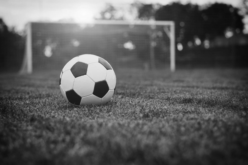 Tragedie în fotbal! Un tânăr jucător s-a prăbușit pe teren în timpul meciului și nu a mai putut fi salvat