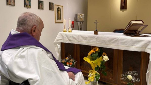 Cum arată Papa Francisc la mai bine de o luna de la internare. Vaticanul a publicat prima poză din spital 26 papa francisc
