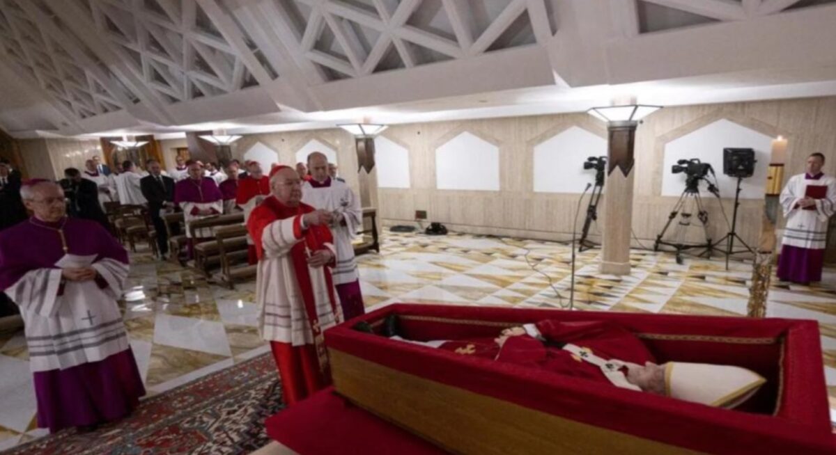 Vaticanul a publicat primele imagini cu sicriul Papei Francisc FOTO: X/ Vatican Report