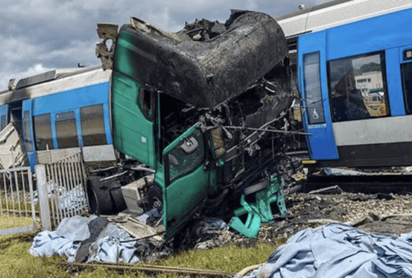 Accident devastator: Tren și camion cuprinse de flăcări după o coliziune violentă. Mai mulți răniți, intervenție de amploare în Austria 26 accident