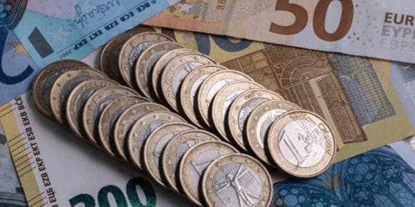 Euro a sărit peste pragul de 5 lei!
