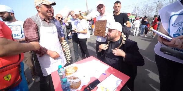 Piedone, în pauză de masă