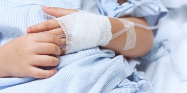 Un copil de doi ani a supraviețuit după ce a căzut de la etajul 15