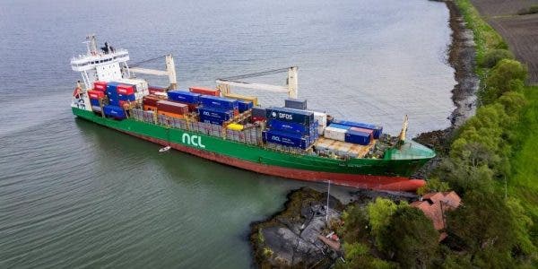 Un bărbat s-a trezit cu un vapor de 135m în curtea casei!