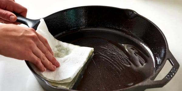 Cum poți curăța eficient grăsimea de pe tigăi și oale în doar 15 minute