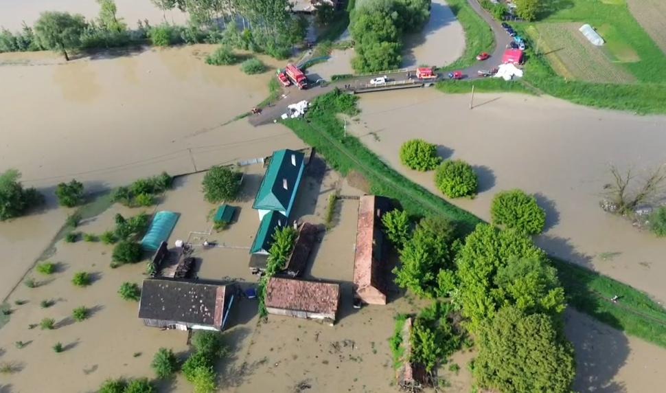 Imagini dramatice din satul Băcel, complet înghițit de ape în urma inundațiilor. Casele sunt efectiv scufundate, peisajul este catastrofal 26 bacel