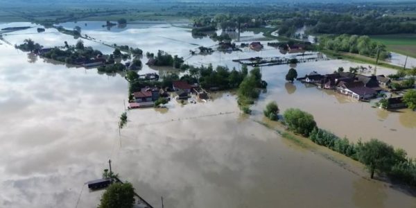 Imagini dramatice din satul Băcel, complet înghițit de ape în urma inundațiilor. Casele sunt efectiv scufundate, peisajul este catastrofal 28 bacel