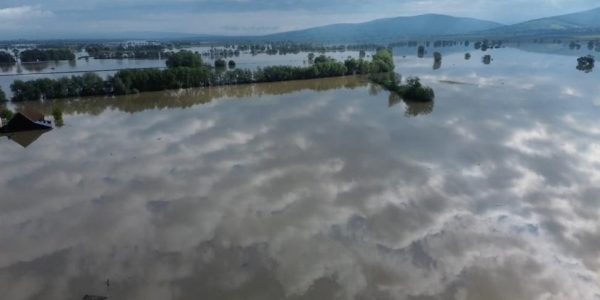 Imagini dramatice din satul Băcel, complet înghițit de ape în urma inundațiilor. Casele sunt efectiv scufundate, peisajul este catastrofal 29 bacel