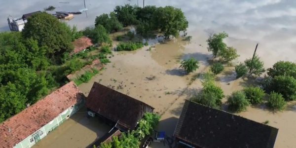 Imagini dramatice din satul Băcel, complet înghițit de ape în urma inundațiilor. Casele sunt efectiv scufundate, peisajul este catastrofal 30 bacel