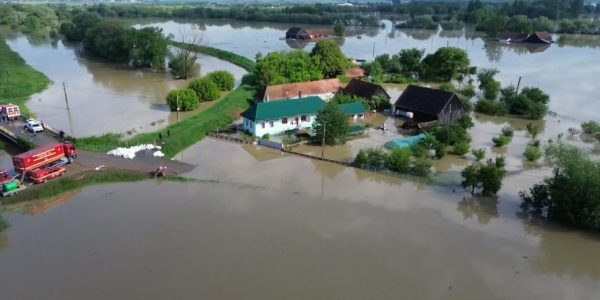 Imagini dramatice din satul Băcel, complet înghițit de ape în urma inundațiilor. Casele sunt efectiv scufundate, peisajul este catastrofal 31 bacel