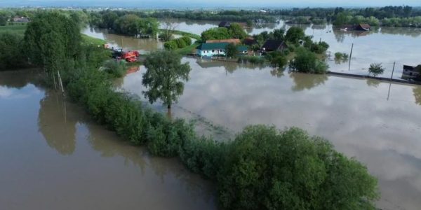 Imagini dramatice din satul Băcel, complet înghițit de ape în urma inundațiilor. Casele sunt efectiv scufundate, peisajul este catastrofal 33 bacel