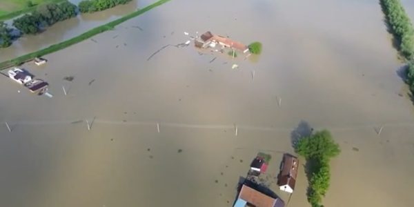 Imagini dramatice din satul Băcel, complet înghițit de ape în urma inundațiilor. Casele sunt efectiv scufundate, peisajul este catastrofal 34 bacel
