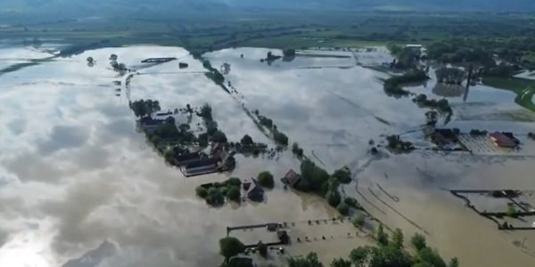Imagini dramatice din satul Băcel, complet înghițit de ape în urma inundațiilor. Casele sunt efectiv scufundate, peisajul este catastrofal 35 bacel
