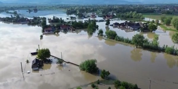 Imagini dramatice din satul Băcel, complet înghițit de ape în urma inundațiilor. Casele sunt efectiv scufundate, peisajul este catastrofal 36 bacel